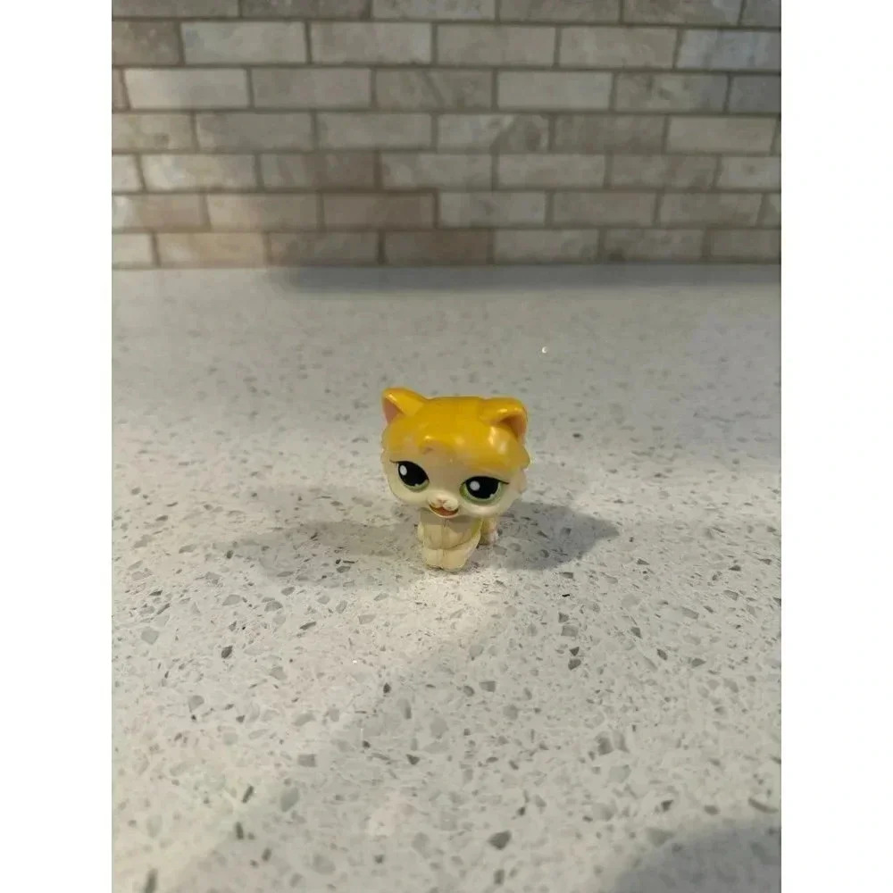 LPS Littlest Pet ShopAuthentic 2005 SittingYellowCat with Uncommon Green eyes SB